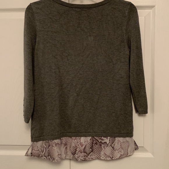 🌷WHBM Popover Gray Sweater with Shirt Tail Look Croc Print XS - Picture 6 of 12
